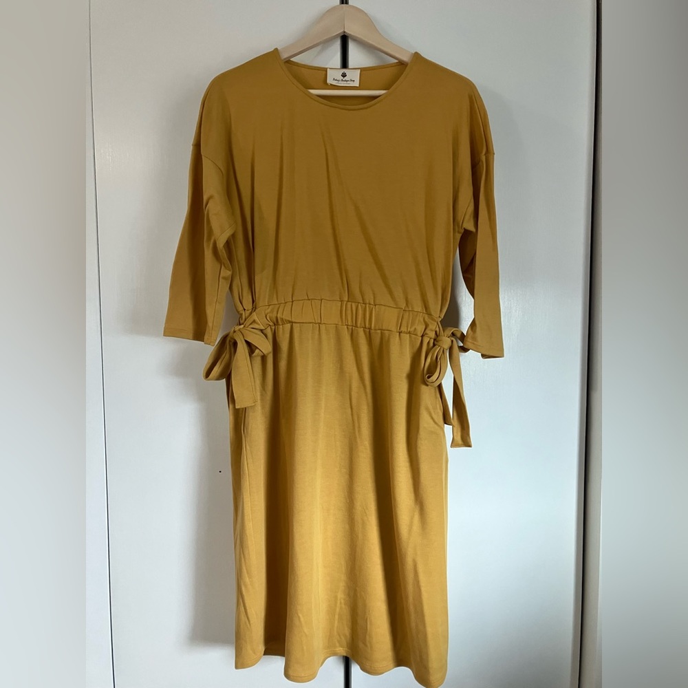 NWOT, Betsy’s Boutique 3/4 sleeve polyester dress. Size M